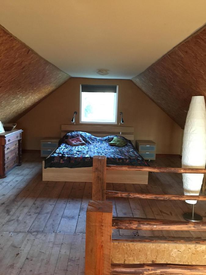 Liten Stuga Mitt I Naturen Pa Kinnekulle Hallekis Exterior photo