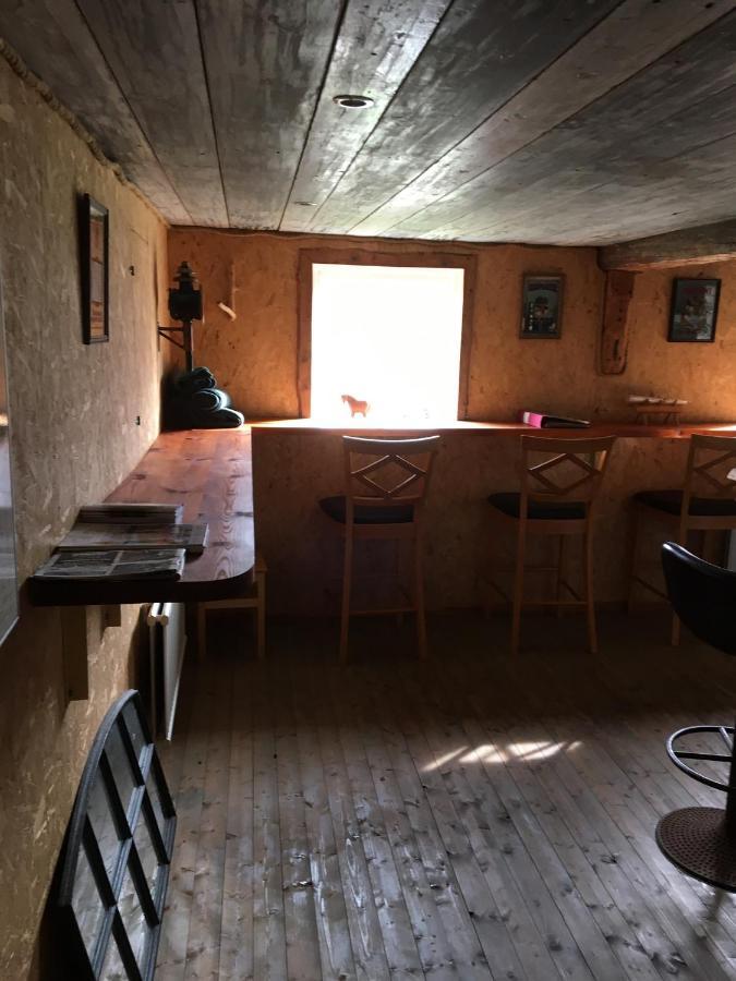 Liten Stuga Mitt I Naturen Pa Kinnekulle Hallekis Exterior photo