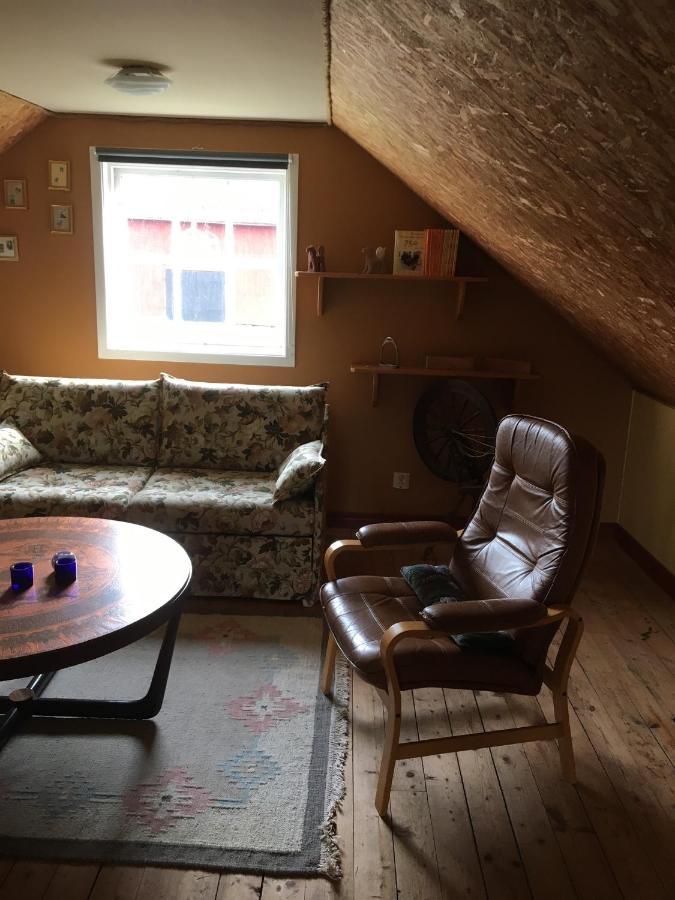Liten Stuga Mitt I Naturen Pa Kinnekulle Hallekis Exterior photo
